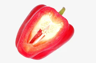 红色美味切开带仁的红灯笼椒实物免抠