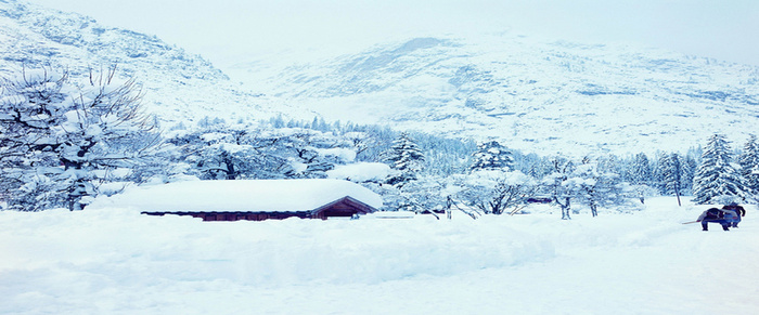 唯美冬季高山雪景海报背景图高清