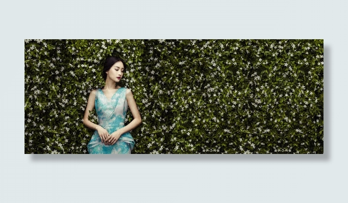 白色小花绿叶上的美女免抠