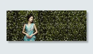 白色小花绿叶上的美女免抠