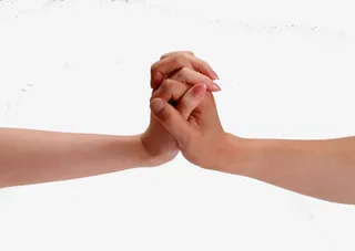 双手紧握兄弟友情素材图片免抠