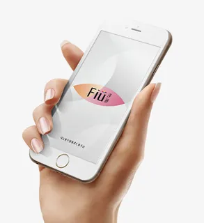 摄影拿着苹果的手苹果手机免抠