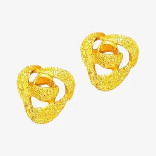 周大福含苞待放黄金耳钉免抠