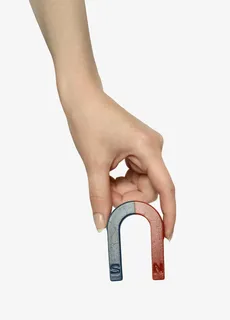 红蓝色天然磁石被手捏着的u型吸免抠