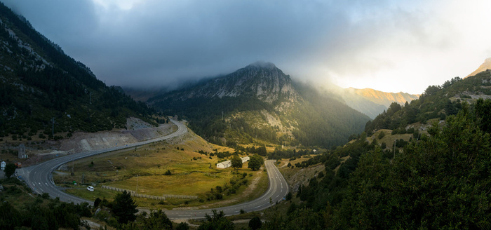 山间公路背景图高清