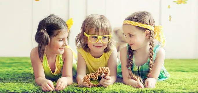 外国小女孩一起玩耍高清摄影风景背景