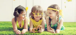 外国小女孩一起玩耍高清摄影风景背景