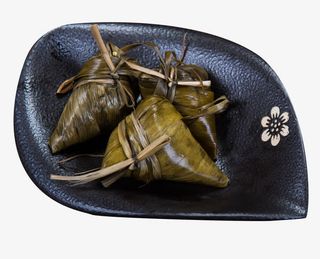 盘子里的3个粽子免抠