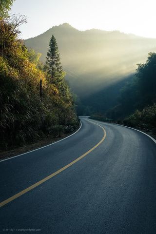 蜿蜒的山间马路海报背景