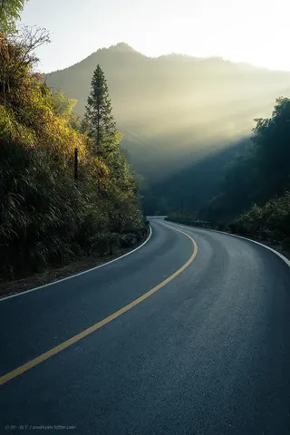 蜿蜒的山间马路海报背景