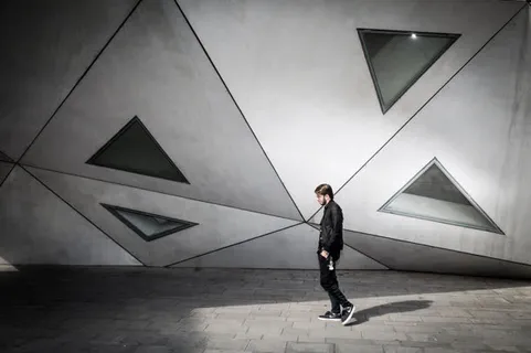 不规则立体三角形与男人免抠