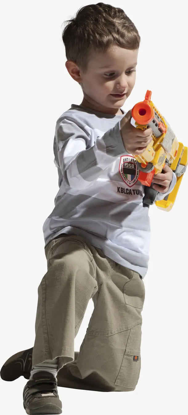 小孩玩水枪免抠