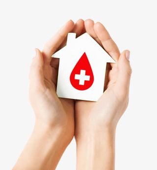 双手捧带十字形的房子模型免抠