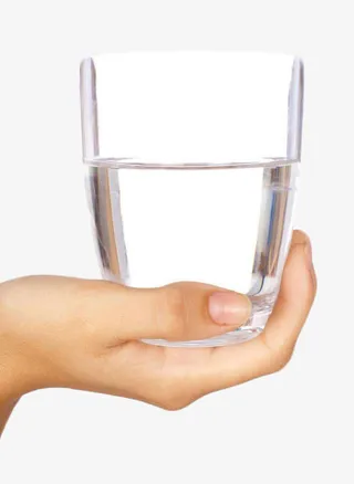 手捧玻璃杯实物图PNG免抠