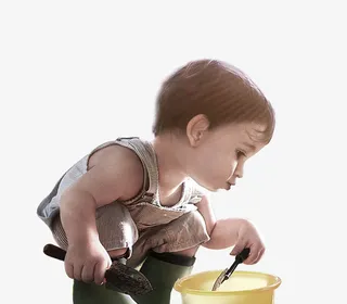 小孩孩子儿童开心快乐玩沙子铲子玩耍免抠