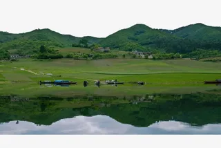 小山丘前的河流免抠