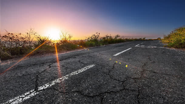 夕阳下的草地公路免抠