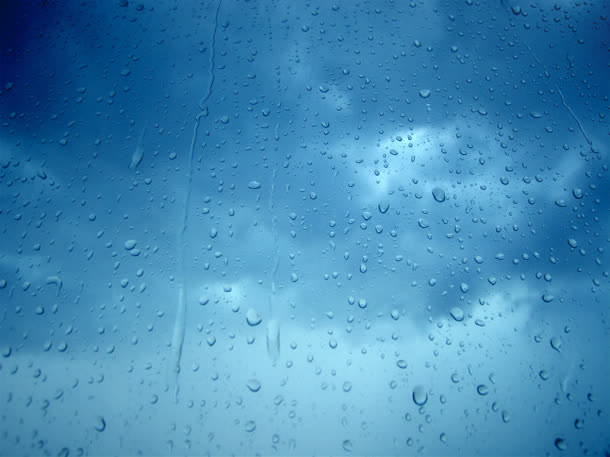 玻璃上的雨珠阴天海报背景