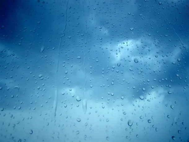 玻璃上的雨珠阴天海报背景