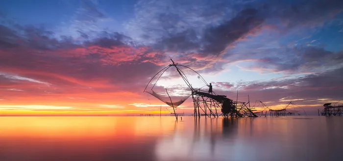 捕鱼黄昏背景图高清