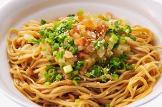 白盘子的葱油拌面免抠