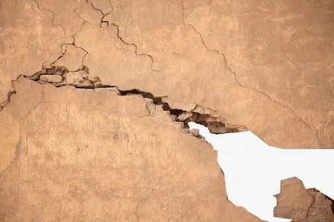 地震后的惨裂的墙体免抠