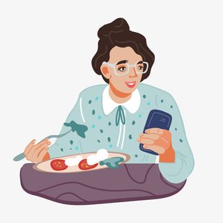 一边吃饭一边玩手机的女孩免抠