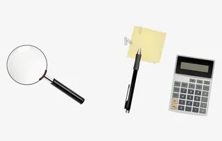 办公桌桌面摆放放大镜计算器免抠