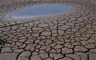 干旱土地里的一片水免抠