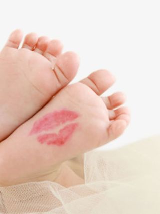 创意小脚丫上的吻免抠