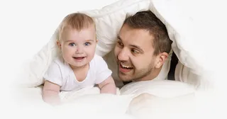 高清父亲节摄影床上两父子免抠