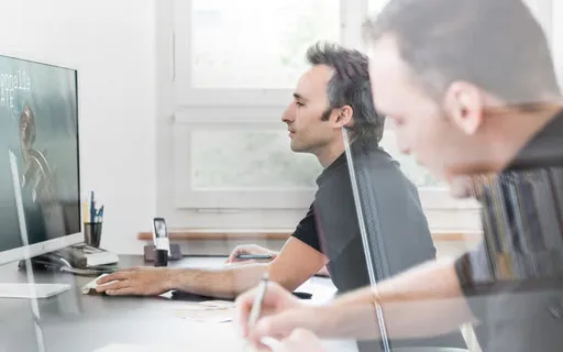 工作状态人物笔记本免抠 工作状态人物笔记本免抠