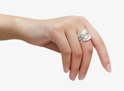 手上的银戒指素材免抠