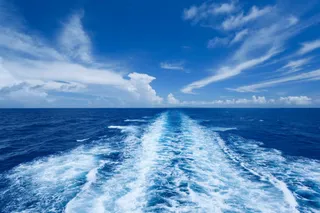 蓝色游艇波浪海面免抠