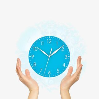 手捧蓝色时钟免抠