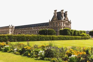 罗浮宫前草地免抠