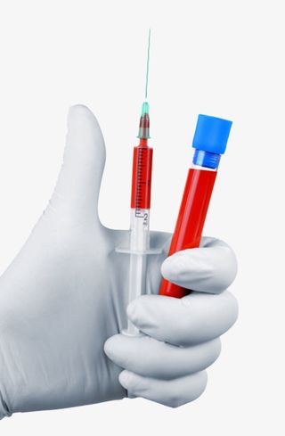 穿着白色手套拿着针筒和血液免抠