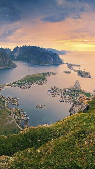 航拍海中山峦夜色H5背景高清