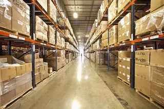 干净简洁的大仓库免抠