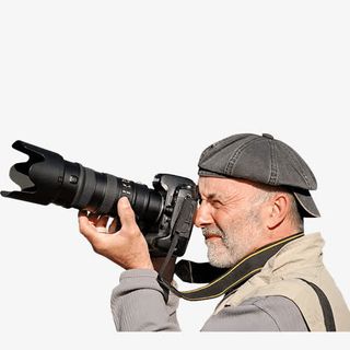 拍照的老者免抠