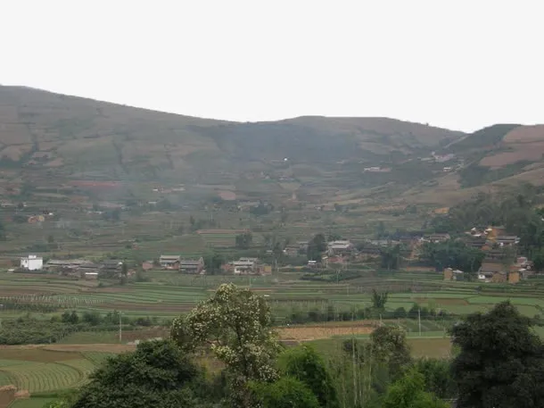 山丘下的房屋免抠