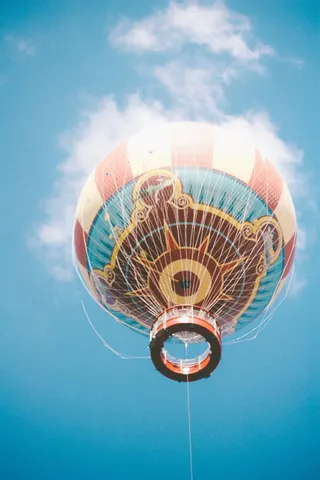 上升热气球白云蓝天免抠