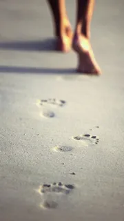 海滩上的脚印H5背景高清 海滩上的脚印H5背景高清