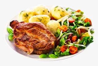 盘里的土豆牛排免抠