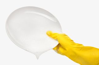 戴着黄色手套拿着碟子免抠