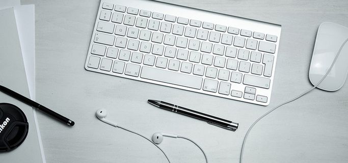 办公桌桌面上的办公物品图片高清