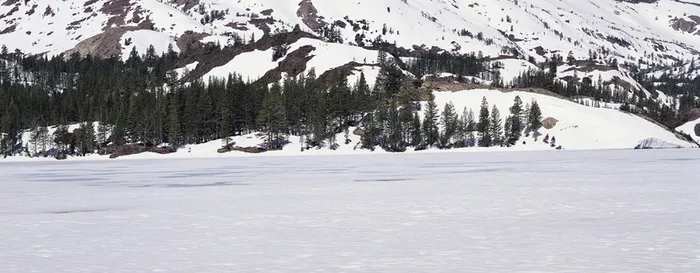 雪地高山海报背景高清