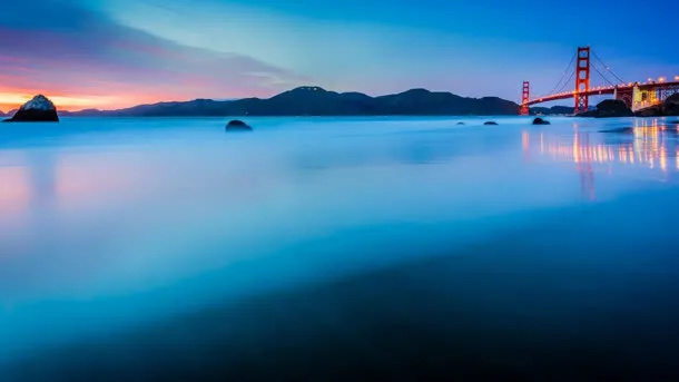 静谧的蓝色海平面免抠