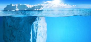 露出冰面的大冰山高清