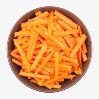 碗里装满胡萝卜条实物俯视图免抠